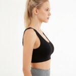 Model_posing_in_sports_top_0ac5a1f7