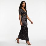 Woman_posing_in_black_dress_20261019215200