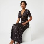 Woman_sitting_in_black_dress_20261019215141