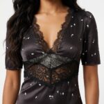 Woman_wearing_black_dress_20261019215753